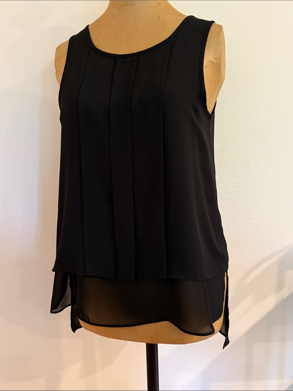 HD in Paris sz 2 Black Sleeveless Pleated Chiffon Layered Tank Top great cond